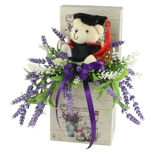 Aranjament floral absolvire ursulet in cutie decor 21x26cm