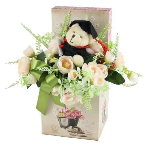 Aranjament floral absolvire ursulet in cutie decor 24x29cm