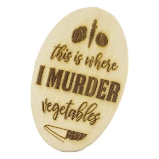 Tocator decorativ din lemn „This is where I murder vegetables” 15×24 cm