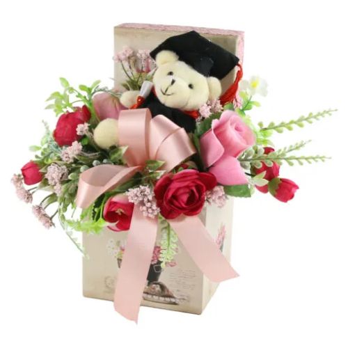 Aranjament floral absolvire ursulet in cutie decor 21x26cm