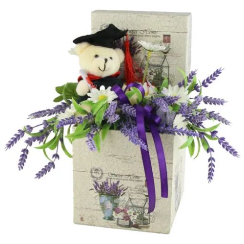 Aranjament floral absolvire ursulet in cutie decor 24x29cm